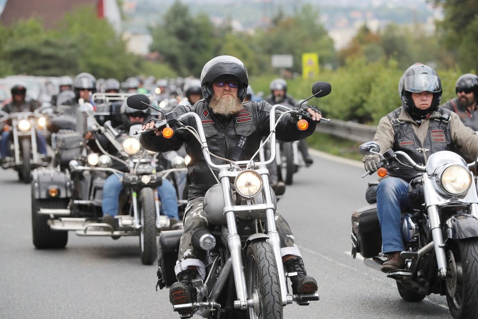 Stovky motorkářků z Hells Angels doprovodily svého kolegu na poslední cestu.