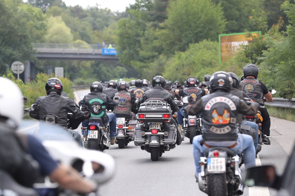 Stovky motorkářků z Hells Angels doprovodily svého kolegu na poslední cestu.