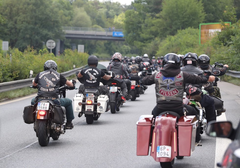 Stovky motorkářků z Hells Angels doprovodily svého kolegu na poslední cestu.