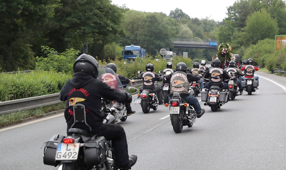 Stovky motorkářků z Hells Angels doprovodily svého kolegu na poslední cestu.