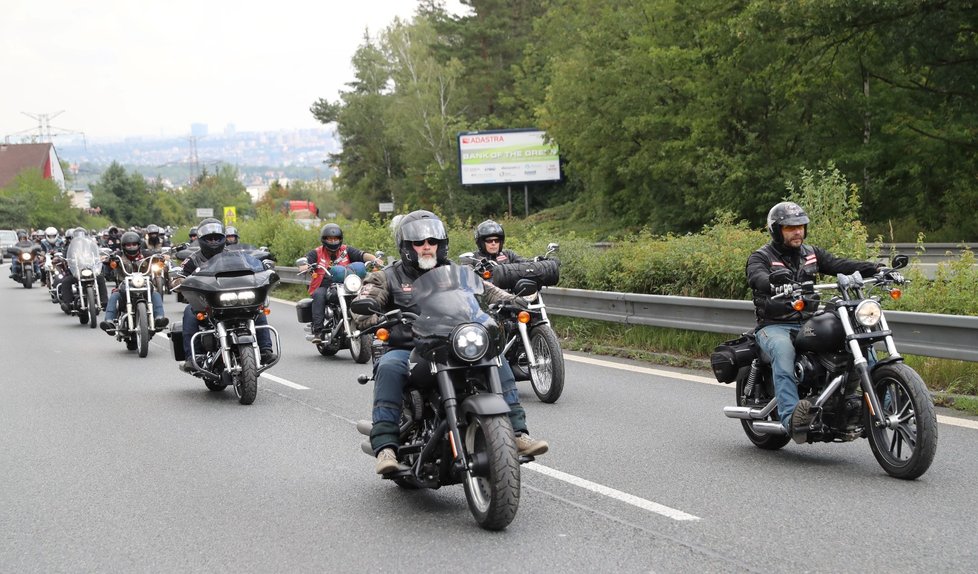 Stovky motorkářků z Hells Angels doprovodily svého kolegu na poslední cestu.