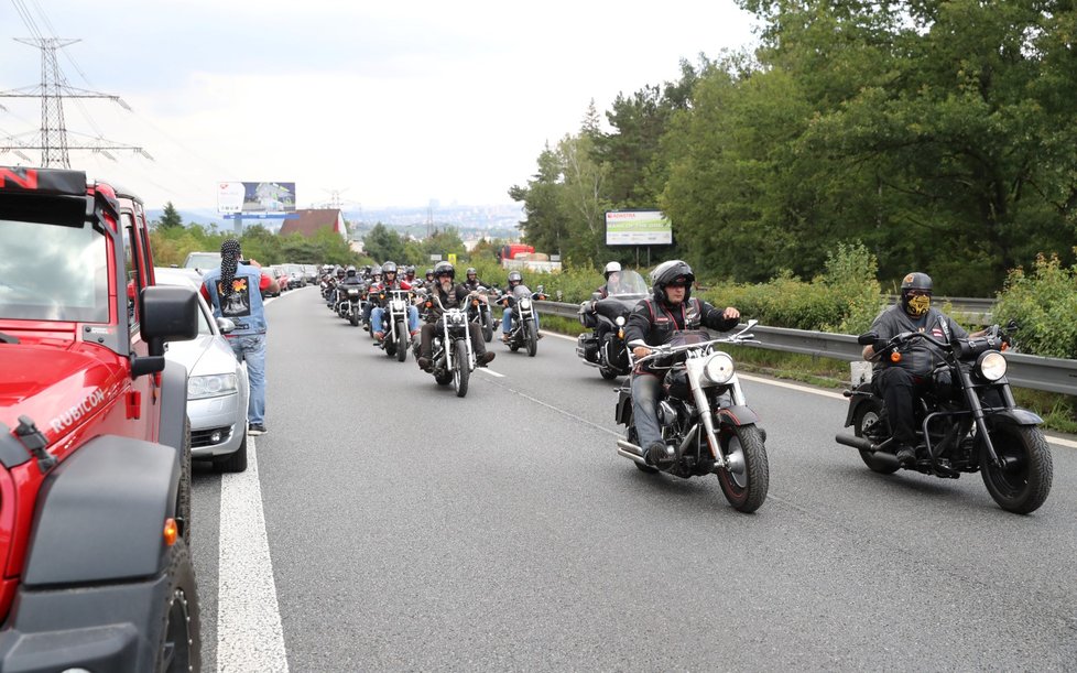 Stovky motorkářků z Hells Angels doprovodily svého kolegu na poslední cestu.