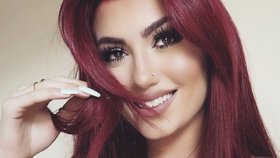 Kurdská popová zpěvačka Helly Luv