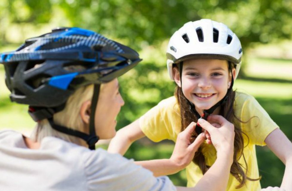 Přilba je důležitá součást výbavy každého cyklisty.