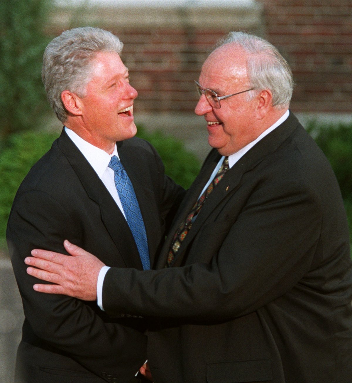 Přívítání mezi americkým prezidentem Billem Clintonem a německým kancléřem Helmutem Kohlem v Denveru