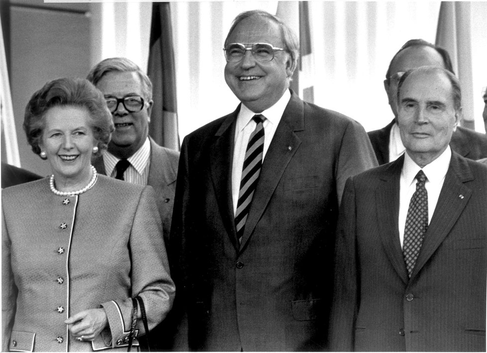 Helmut Kohl na sumitu Evropského společenství v roce 1988 společně s britskou premiérkou Margaret Thatcherovou a francouzským prezidentem Francoisem Mitterandem