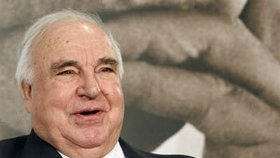 Helmut Kohl má důvod k úsměvu - je opět ženatý!