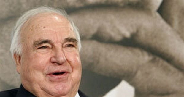 Helmut Kohl má důvod k úsměvu - je opět ženatý!