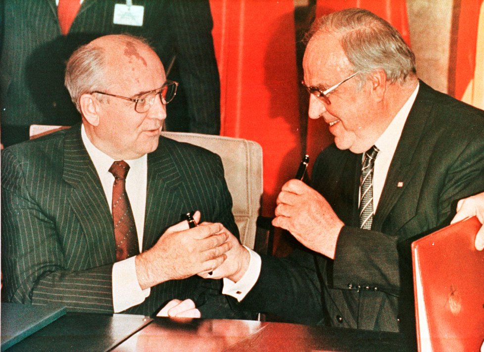 V Bonnu se Helmut Kohl setkal i s Michailem Gorbačovem.
