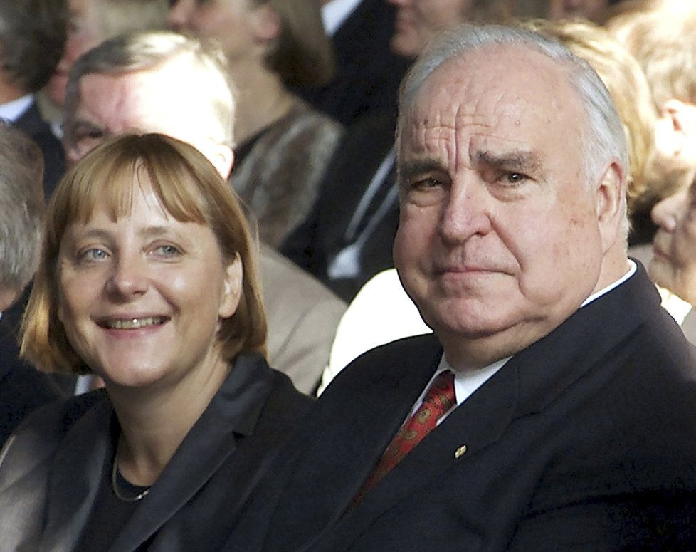 Bývalý německý kancléř Helmut Kohl s Angelou Merkelovou v roce 2000
