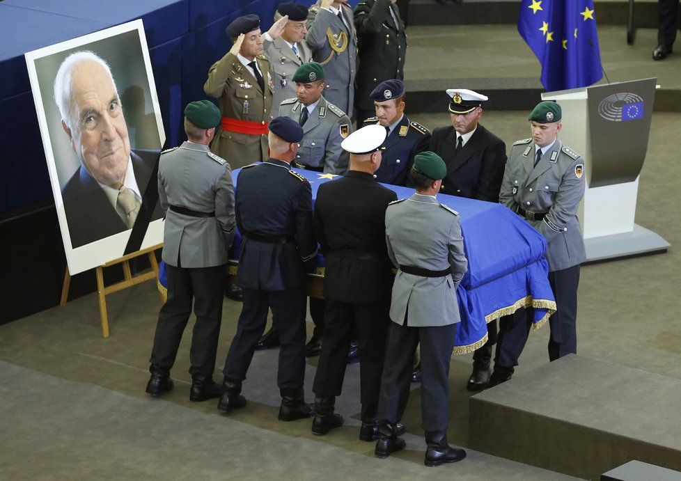 Smuteční rozloučení s Helmutem Kohlem v Evropském parlamentu ve Štrasburku. Bývalý kancléř Německa zemřel ve věku 87 let.
