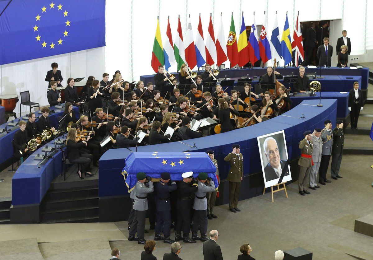 Smuteční rozloučení s Helmutem Kohlem v Evropském parlamentu ve Štrasburku. Bývalý kancléř Německa zemřel ve věku 87 let