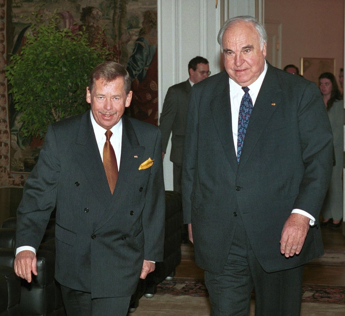 Helmut Kohl v roce 1999 dostal od tehdejšího prezidenta Václava Havla nejvyšší české vyznamenání - Řád Bílého lva