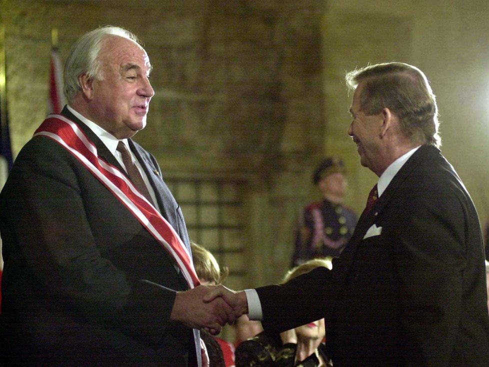 Helmut Kohl obdržel od Václava Havla nejvyšší české vyznamenání - Řád Bílého lva.