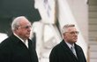 Premiér Václav Klaus s Helmutem Kohlem na pražském letišti v roce 1997