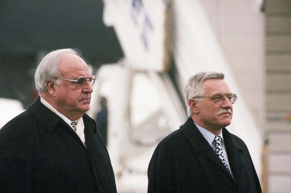 Premiér Václav Klaus s Helmutem Kohlem na pražském letišti v roce 1997