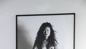 Černobílá fotografie a nahota - styl, jakým se Helmut Newton vyznačoval.