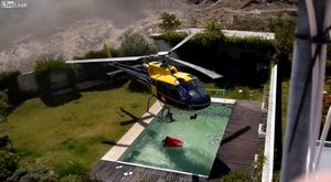 Požární  helikoptéra si „půjčuje“ vodu z bazénu 