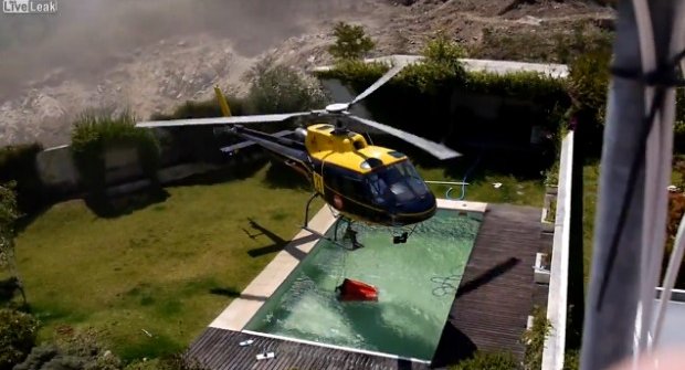 Požární helikoptéra si „půjčuje“ vodu z bazénu