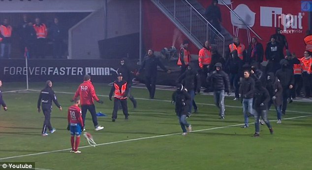 Fanoušci Helsingborgu napadli trenéra Henrika Larssona i jeho syna