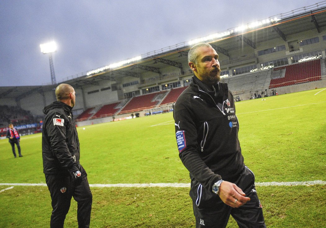 Trenér Helsingborgu Henrik Larsson opouští hřiště po konfliktech s fanoušky