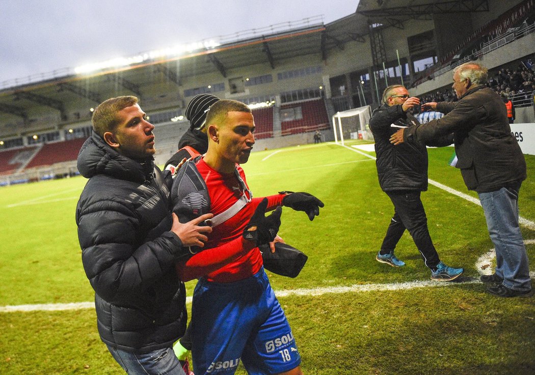 Fotbalista Helsingborgu Jordan Larsson se dostal do konfliktu s fanoušky