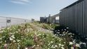 Bytový komplex v Jätkäsaari, jehož architektura propojuje bydlení s rozsáhlou vegetací, zelenými střechami, zahradami, skleníkem a zelenými fasádami. Bytový komplex v Jätkäsaari, jehož architektura propojuje bydlení s rozsáhlou vegetací, zelenými střechami, zahradami, skleníkem a zelenými fasádami.