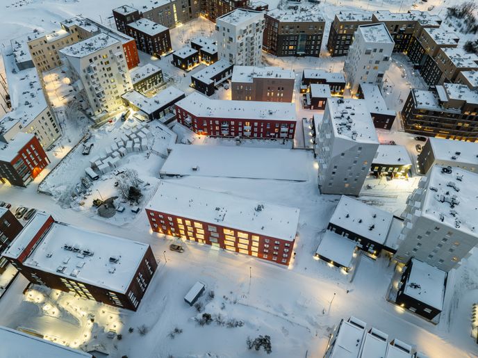 Dvojice čtyřpodlažních bytových domů v helsinské čtvrti Kruunuvuorenranta, navržená jako pilotní projekt komunitního skupinového nájemního bydlení. Dvojice čtyřpodlažních bytových domů v helsinské čtvrti Kruunuvuorenranta, navržená jako pilotní projekt komunitního skupinového nájemního bydlení.