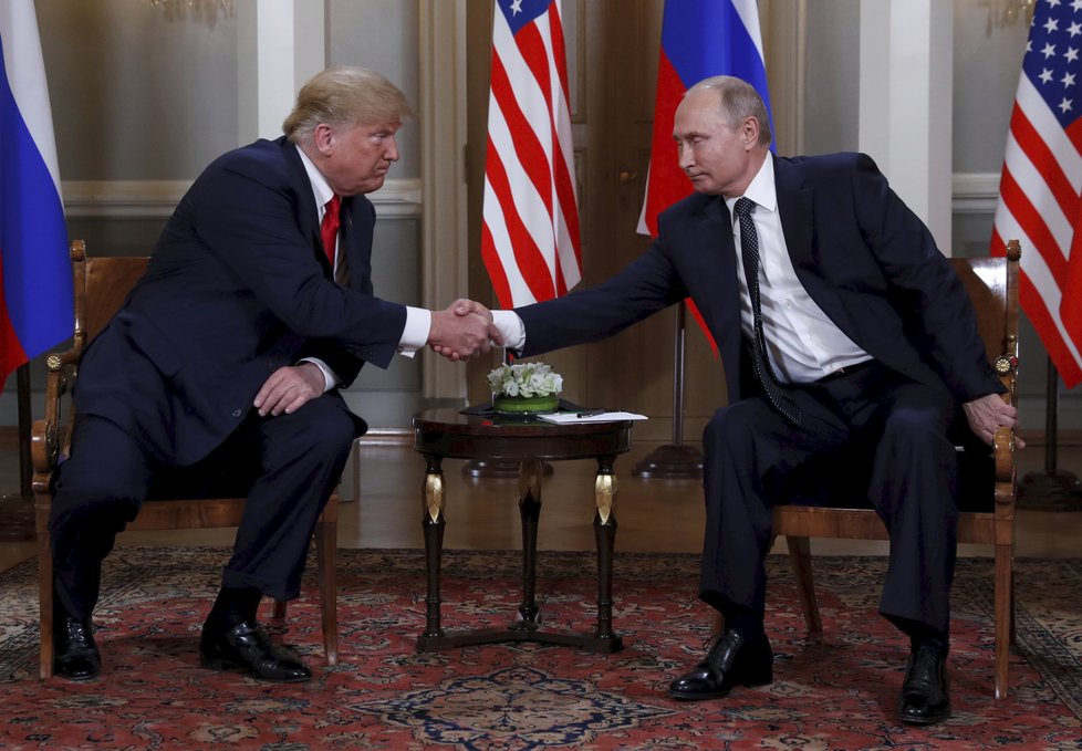 Trump i Putin se během podání ruky tvářili velmi napjatě (16. 7. 2018, Helsinky).