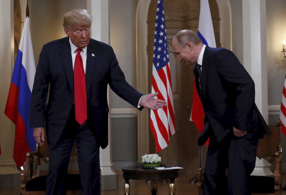 Trump i Putin se během podání ruky tvářili velmi napjatě. (16. 7. 2018, Helsinky)