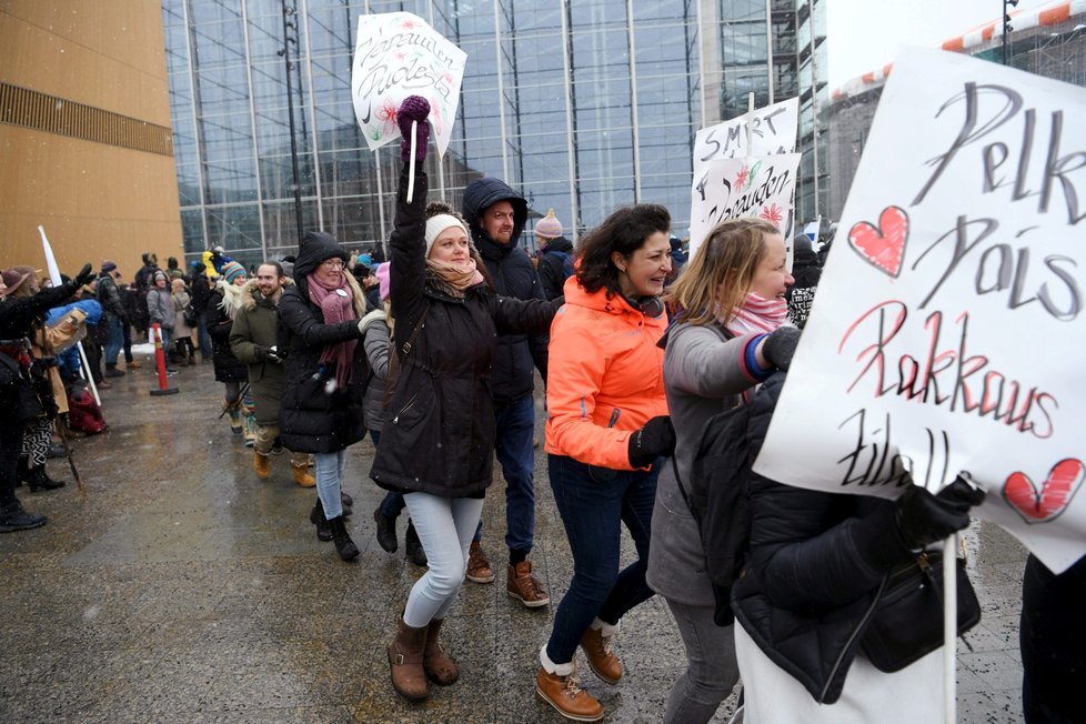 V Helsinkách protestují odpůrci protipandemických opatření spojených s onemocněním covid-19 (20. 3. 2021)