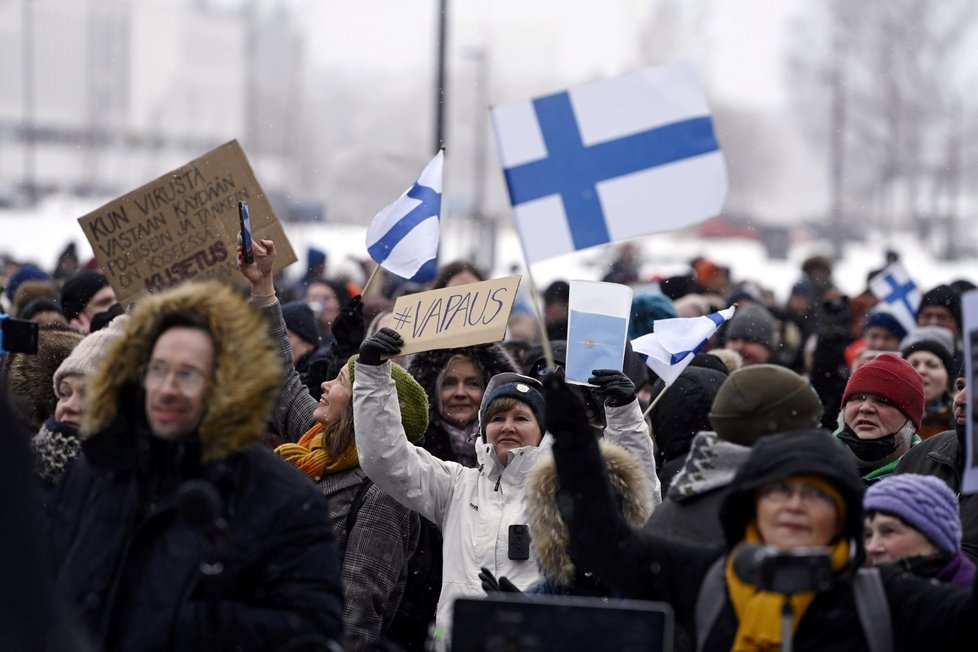 V Helsinkách protestují odpůrci protipandemických opatření spojených s onemocněním covid-19 (20. 3. 2021)