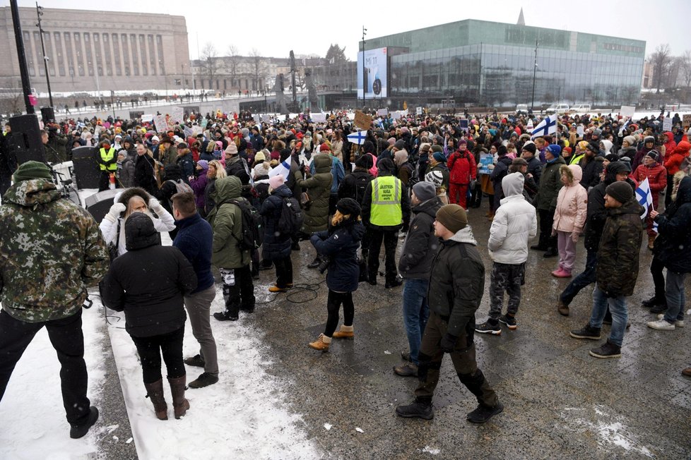 V Helsinkách protestují odpůrci protipandemických opatření spojených s onemocněním covid-19 (20. 3. 2021)