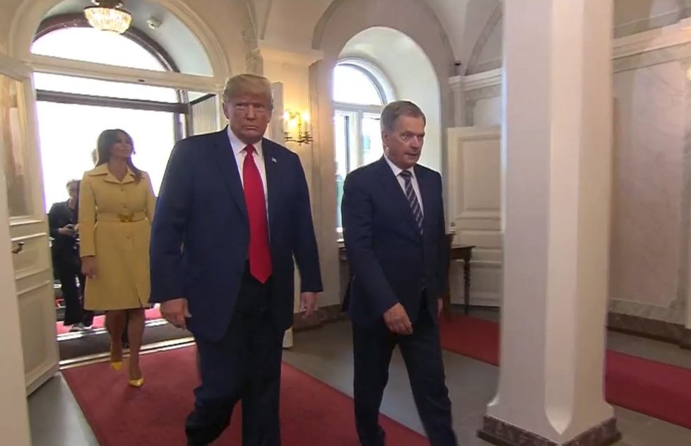 Americký prezident Donald Trump dorazil do Prezidentského paláce v Helsinkách, očekávaný rusko-americký summit může začít.