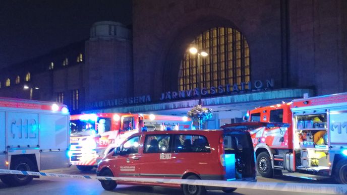 Před budovou helsinského nádraží mě překvapila auta hasičů a policie.