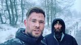 Svalovec Chris Hemsworth chystá Extraction 2! Mrazivé scény ve vánici natáčel nedaleko Prahy