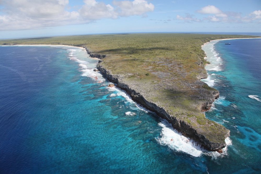 Neobydlený, ale mimořádně znečištěný Hendersonův ostrov v Pacifiku.