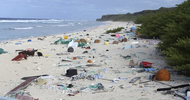 Hendersonův ostrov by mohl být tropickým rájem, namísto toho ho pokrývají tuny odpadků.