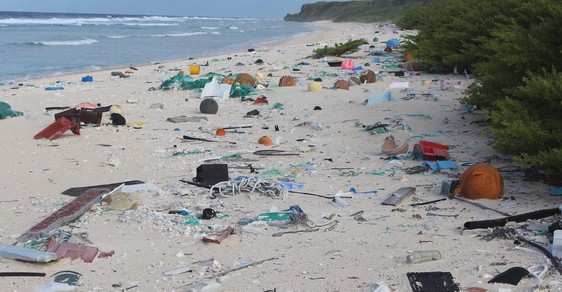 Obří skládka v Tichém oceánu. Kdysi krásný ostrov je dnes totálně zničený plastovým odpadem