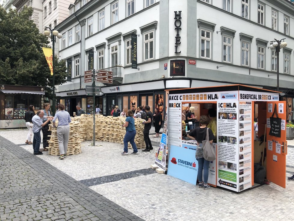 Benefiční stánek i se vznikajícím monumentem