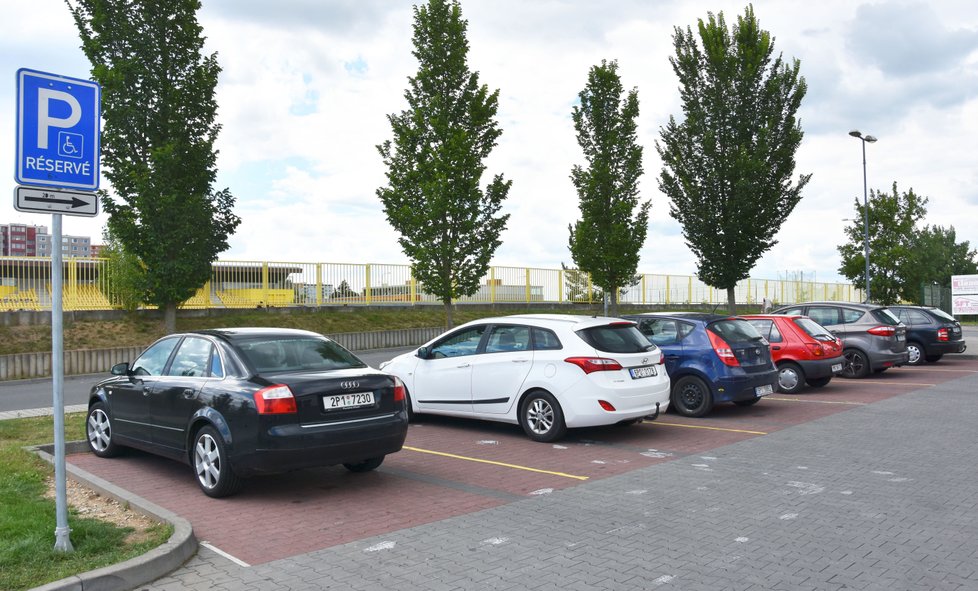 Zde na zemi chybí znak. Na místech pro invalidy stojí »neinvalidé«, ale všechno je v pořádku...