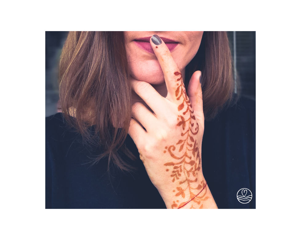 Takto maluje hennou henna malířka Jitka Šimáčková. Henna nesmí obsahovat žádné syntetické látky
