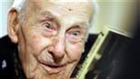 V Británii zemřel nejstarší muž světa, bylo mu 113  