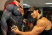 Henry Cavill se svou figurínou v roli Supermana