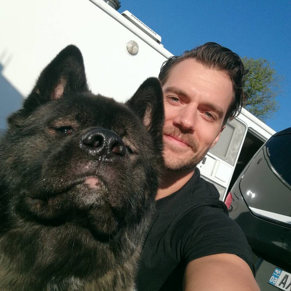 Henry Cavill s pejskem Kalem