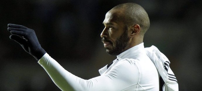 Thierry Henry nespokojenému fanouškovi ukazuje, aby mlčel.