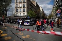 Střelba před nemocnicí v Paříži má jednu oběť, žena bojuje o život. Policie: Vyřizování účtů?