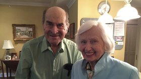 Doktor Henry Heimlich s Patty Risovou, které zachránil život Heimlichovým chvatem.