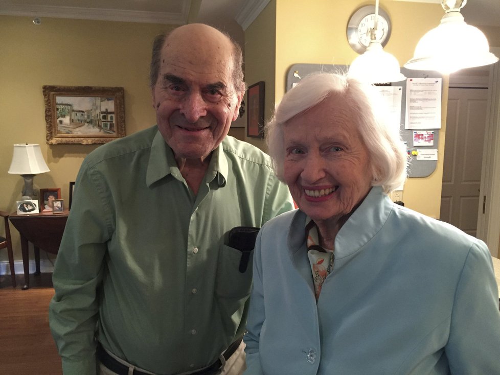 Doktor Henry Heimlich s Patty Risovou, které zachránil život Heimlichovým chvatem