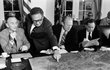 Henry Kissinger ukazuje kongresmanům Sinajský poloostrov (20. 1. 1977).